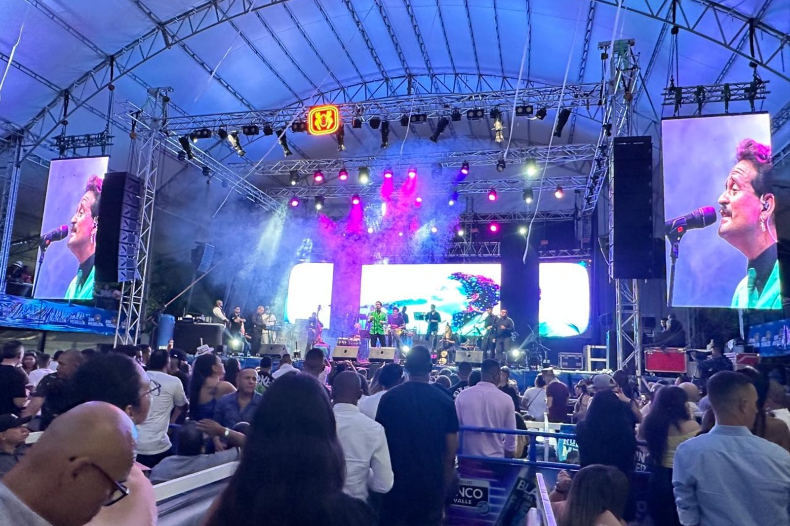 Concierto en el barrio con tarima y público