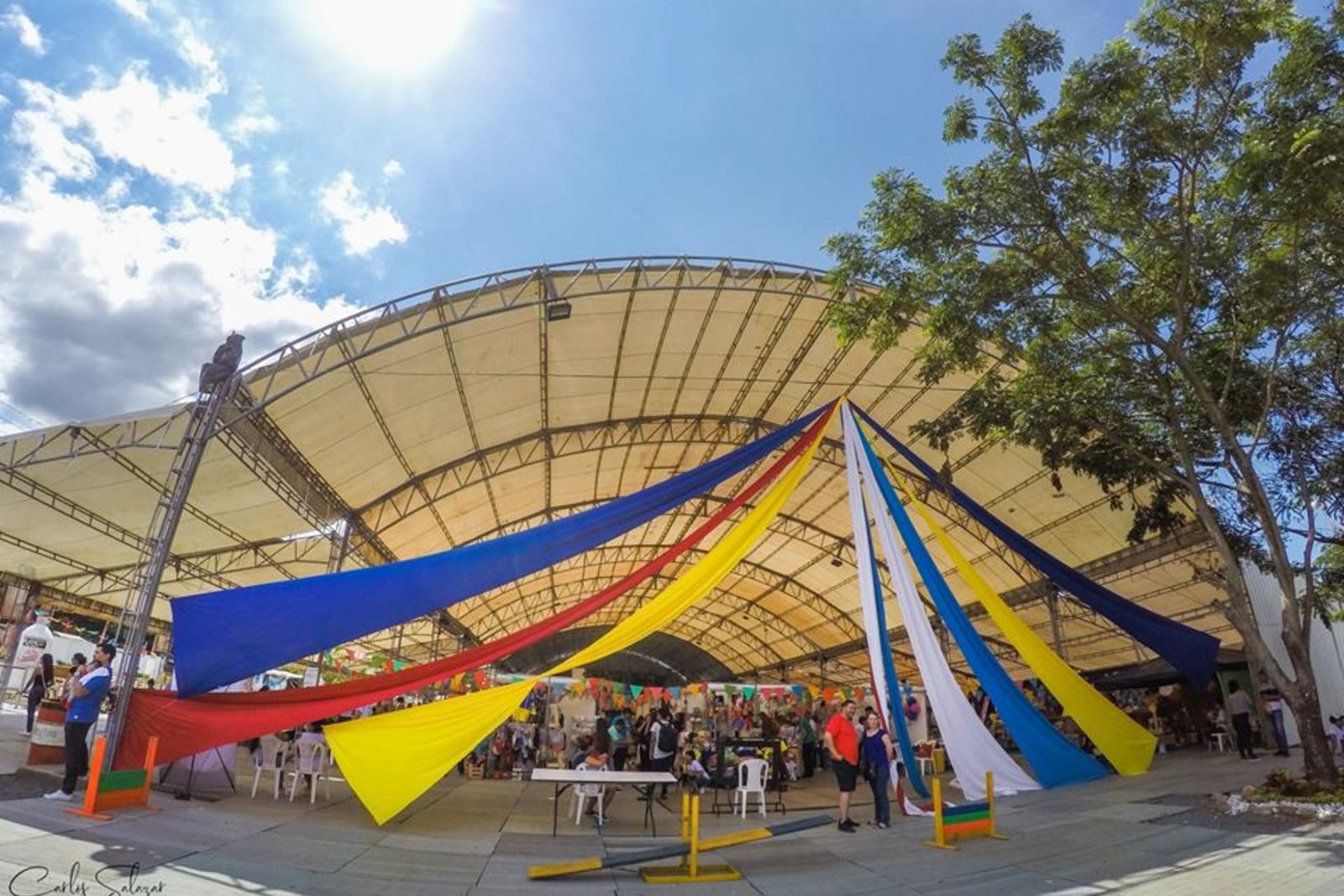 Carpa tipo cúpula con techo de colores