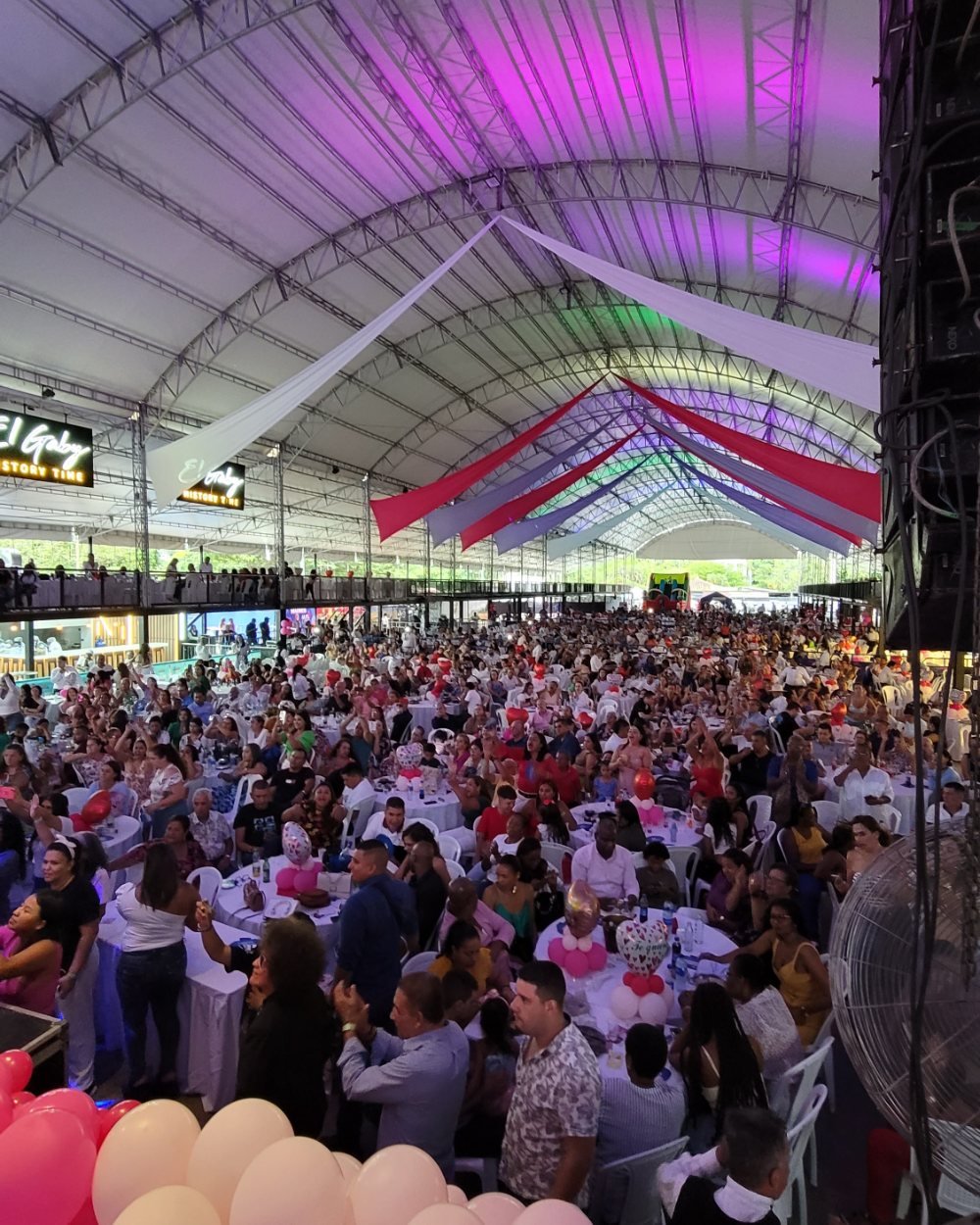 Público disfrutando un concierto bajo la carpa en la Feria de Cali