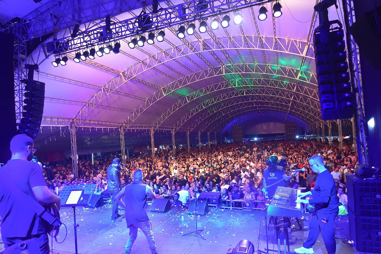 Concierto con público en la carpa de La 66 Central Park