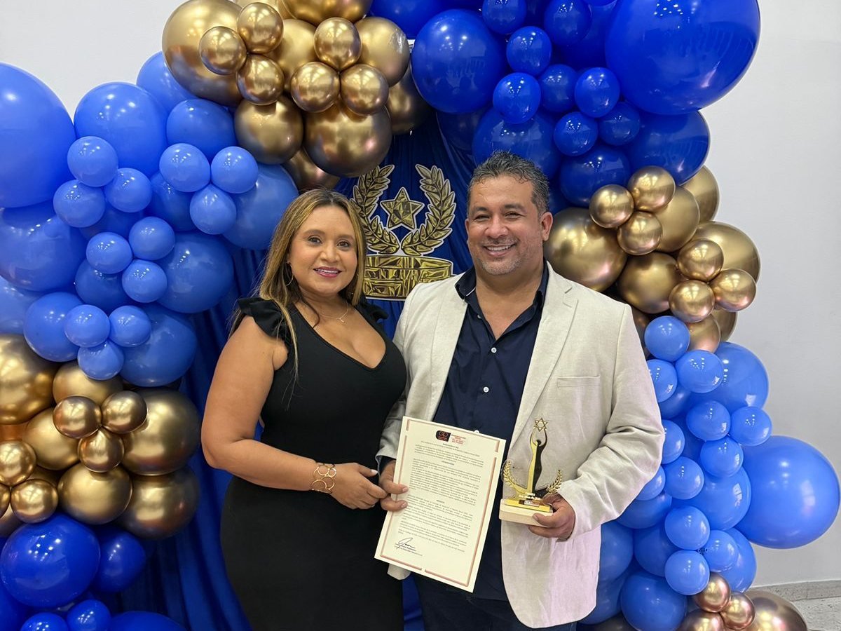 Pareja con diplomas de reconocimiento institucional