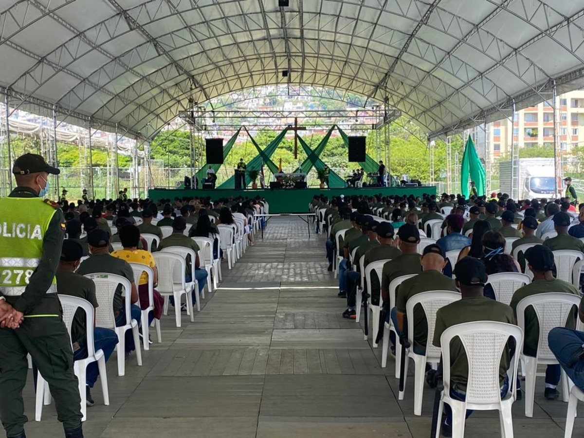 Ceremonia de reconocimiento con asistentes bajo la carpa